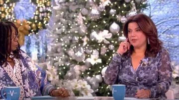 Robe midi Ganni Floral Mesh Wrap portée par Ana Navarro comme vu dans The View le 6 décembre 2022