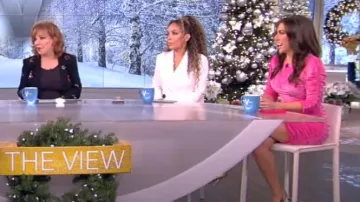 Vestido de terciopelo aplastado Ganni Ruched usado por Alyssa Farah como se ve en The View el 6 de diciembre de 2022