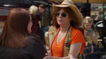Chaleco retro con flecos Dsquared2 usado por Nicolette 'Nicky' Roman (Anna Friel) como se ve en Monarch (S01E11)