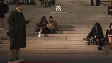 Dior x Sacai Saddle Bag en Olive / Navy Blue porté par Max Wolfe (Thomas Doherty) vu dans Gossip Girl (S02E01)