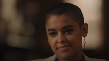 Missoma Gold Key Single Drop Boucle d’oreille portée par Julien Calloway (Jordan Alexander) comme on le voit dans Gossip Girl (S02E02)