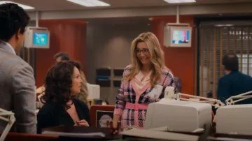 Forever 21 Pink Varsity Cardigan porté par Kate Mularkey (Sarah Chalke) vu dans Firefly Lane (S02E05)