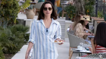 Camisa a rayas azules y blancas de Harper Spiller (Aubrey Plaza) en The White Lotus (S02E02)