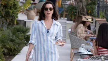 Chemise rayée bleue et blanche de Harper Spiller (Aubrey Plaza) dans The White Lotus (S02E02)