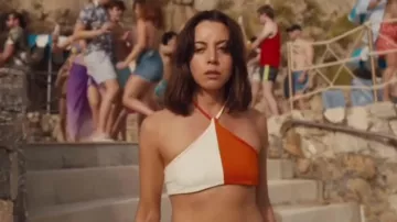 Bikini blanco color naranja usado por Harper Spiller (Aubrey Plaza) en The White Lotus Wardrobe (Temporada 2 Episodio 4)