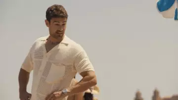 La chemise en tricot Nanushka portée par Cameron Sullivan (Theo James) dans la série The White Lotus (Saison 2 Episode 6)