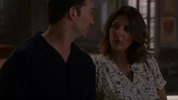 Apiece Apart Dasha Top porté par Sophie Devereaux (Gina Bellman) comme on le voit dans Leverage: Redemption (S02E06)