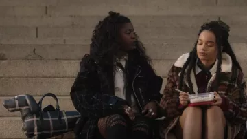 Thom Browne Dog Tartan Bag Navy Prince of Wales porté par Shan Barnes (Grace Duah) comme on le voit dans Gossip Girl (S02E01)