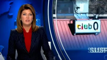 Alexander Mcqueen Pinstripe Wool Blazer porté par Norah O’Donnell comme vu dans CBS Evening News le 7 décembre 2022