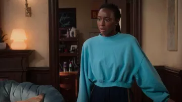 Suéter recortado de H&M usado por Whitney Chase (Alyah Chanelle Scott) como se ve en The Sex Lives of College Girls (S02E07)