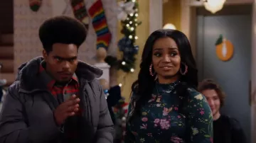 Maeve Printed Turtleneck Top In Green usado por Randi (Kyla Pratt) como se ve en Call Me Kat (S03E09)