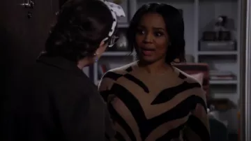 Nordstrom Zebra Stripe Cashmere Sweater usado por Randi (Kyla Pratt) como se ve en Call Me Kat (S03E09)