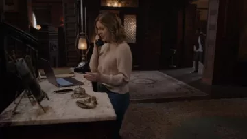 Mother Denim The Hustler Ankle Fray Jeans usados por Samantha (Rose McIver) como se ve en Ghosts (S02E08)