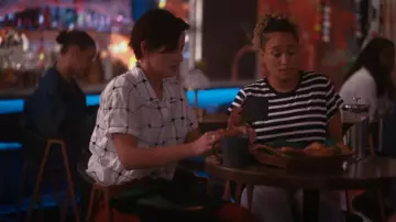 Nikki Chasin Dylan Camisa usada por Sarah Finley (Jacqueline Toboni) como se ve en The L Word: Generation Q (S03E04)