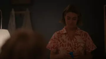 The Lazy Poet Nina Lips-Print Short Pajama Set porté par Alice Pieszecki (Leisha Hailey) comme on le voit dans The L Word: Generation Q (S03E04)