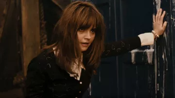 Yumi Pointelle Bow Cardigan porté par Clara (Jenna Coleman) comme on le voit dans Doctor Who (S08E01)