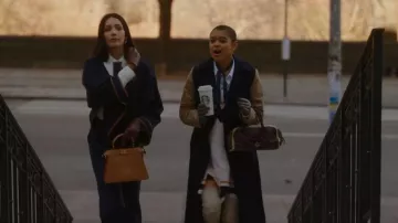 Stella McCartney Ivy faux cuir sur les bottes de genou portées par Julien Calloway (Jordan Alexander) comme on le voit dans Gossip Girl (S02E03)