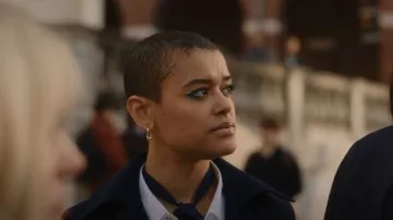 Maria Black Sienna Single Layered Hoop Earring portée par Julien Calloway (Jordan Alexander) comme on le voit dans Gossip Girl (S02E03)