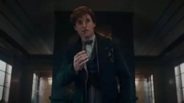 El traje usado por Newt Scamander (Eddie Redmayne) en la película Animales fantásticos - Los secretos de Dumbledore