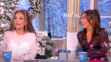 Ganni Floral Long Sleeve Arrugled Satin Dress usado por Alyssa Farah como se ve en The View el 9 de diciembre de 2022