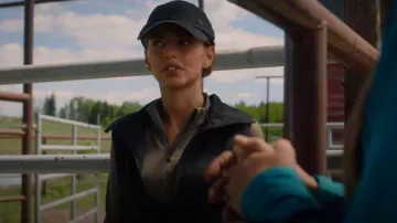 Chapeau de course rapide et libre pour femmes de Lululemon porté par Samantha Louise 'Lou' Fleming (Michelle Morgan) vu dans Heartland (S16E02)