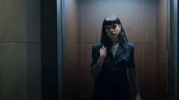 Sandro Helena Robe à col V portée par Mencía Blanco (Martina Cariddi) vue dans Elite (S06E05)