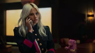 Bolso de embrague con el logotipo de Versace usado por Isadora Artiñán (Valentina Zenere) como se ve en Elite (S06E05)