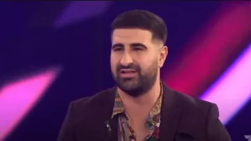 Camisa Guess Eco Vintage Colalge usada por Johnson Ashak como se ve en Big Brother Australia (S14E31)