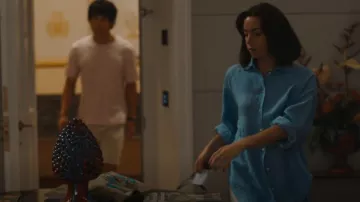 Bolso Flamenco Loewe usado por Harper Spiller (Aubrey Plaza) como se ve en El Loto Blanco (S02E07)