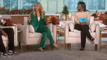 Reiss Louisa Metallic Draped Knit Top usado por Sheryl Underwood como se ve en The Talk el 8 de diciembre de 2022