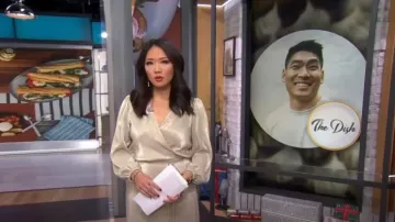 Ann Taylor Shimmer Robe plissée portée par Nancy Chen comme vu dans CBS Mornings le 11 décembre 2022