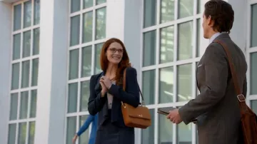 J. Bolso de cuero de la tripulación usado por Rebecca Lowe (Bridget Regan) como se ve en White Collar (S05E03)