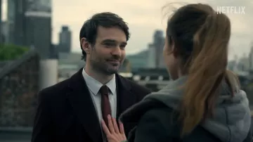Corbata burdeos usada por Adam Lawrence (Charlie Cox) como se ve en la serie de televisión Traición (Temporada 1)