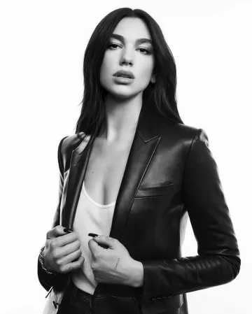 Veste Blazer en cuir portée par Dua Lipa sur son compte Instagram @dualipa