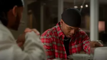 Camisa Burberry Stretch Poplin Check Logo usada por Sage Odom (Ne-Yo) como se ve en Step Up (S03E08)