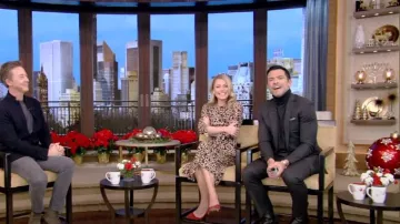 Zapatos de tacón alto de Gianvito Rossi usados por Kelly Ripa como se ve en VIVO con Kelly y Ryan el 12 de diciembre de 2022