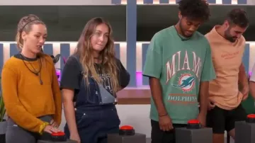 Mitchell & Ness Vintage Bulls Arch Crop Tee Washed Black porté par Gabbie Keevill vu dans Big Brother Australia (S14E23)