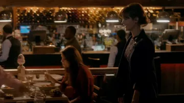 Pins and Needles at Urban Outfitters Blazer à double poitrine porté par Clara (Jenna Coleman) comme on le voit dans Doctor Who (S08E04)