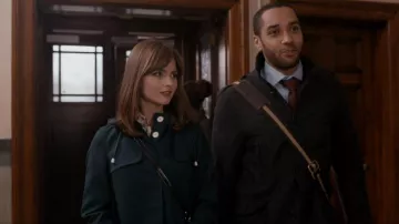 Topshop Contrast Check Mac doublé porté par Clara (Jenna Coleman) vu dans Doctor Who (S08E06)