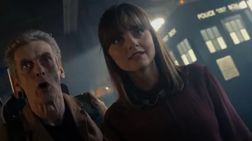 Ladybirdlikes sur Etsy Moon Collier en bois Clips portés par Clara (Jenna Coleman) comme on le voit dans Doctor Who (S08E06)