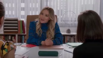 Ganni Cloverdale Plissé Détail Chemisier imprimé porté par Kelsey Peters (Hilary Duff) vu dans Younger (S06E04)