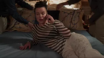 Dries van Noten Heston Bias Stripe Top usado por Maggie Amato (Debi Mazar) como se ve en Younger (S06E01)