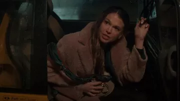 Chloe Scarf Strap porté par Liza Miller (Sutton Foster) comme on le voit dans Younger (S06E05)