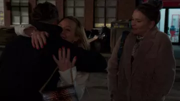 Bolso de hombro de pitón metálico pequeño Givenchy GV3 usado por Kelsey Peters (Hilary Duff) como se ve en Younger (S06E01)