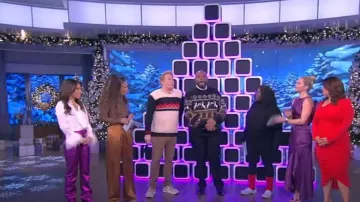 Good American Good Icon High Rise Straight Faux Leather Jeans usados por Alyssa Farah como se ve en The View el 12 de diciembre de 2022