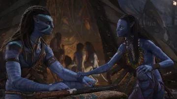 Cosplay en costume bleu porté par Neytiri (Zoe Saldana) comme on le voit dans Avatar: The Way of Water