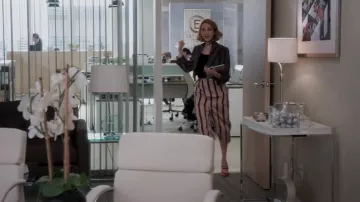 Vivienne Westwood Anglomania Pyjama Shorts portés par Lauren Heller (Molly Kate Bernard) comme on le voit dans Younger (S06E02)