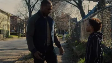 Chaqueta Banana Republic Vegan Suede Bomber usada por Falcon (Anthony Mackie) como se ve en The Falcon and the Winter Soldier (S01E02)