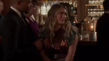 Robe Maxi micro plissée Givenchy portée par Kelsey Peters (Hilary Duff) vue dans Younger (S06E02)