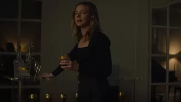 A.L.C. Diego D Ring Belted Trousers portés par Sharon Carter (Emily VanCamp) comme on le voit dans The Falcon and the Winter Soldier (S01E03)